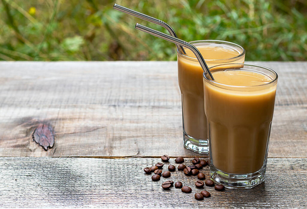 IJskoffie latte in een groot glas met amandelmelk.  - Foto, afbeelding