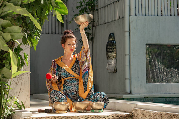 beautiful pregnant woman practicing balinese shaman ceremony - Foto, afbeelding