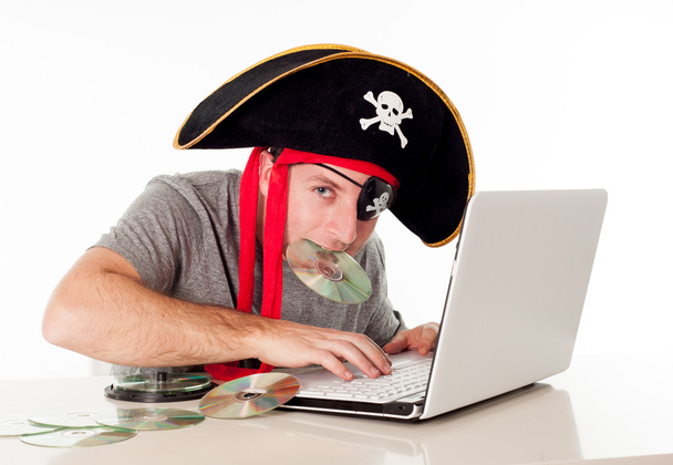 hombre en sombrero pirata descargar música en un ordenador portátil
 - Foto, imagen