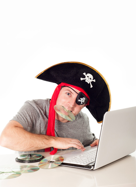 hombre en sombrero pirata descargar música en un ordenador portátil
 - Foto, imagen