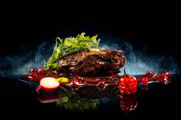 grilled beef steaks with spices Cranberry Sauce - Foto, Bild