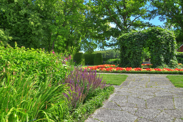 διακοσμητικό κήπο, με πέτρινα μονοπάτια - Φωτογραφία, εικόνα