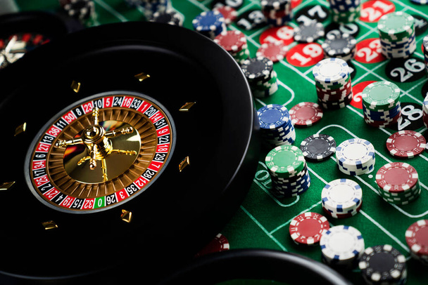 Roulettetisch im Casino. Casino Filztisch mit roten und schwarzen Zahlen. Stapel von Pokerchips. - Foto, Bild