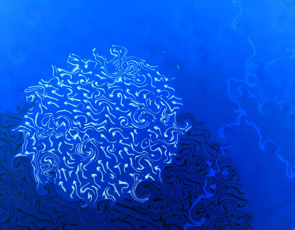 csapat és közösség összetartás koncepció sok egyetlen fehér nyíl, mint egy zátony közösen kovácsolnak egyeztetett irányt a királyi kék háttér - Fotó, kép
