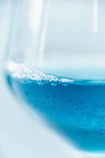 Primer plano macro vino azul
 - Foto, imagen