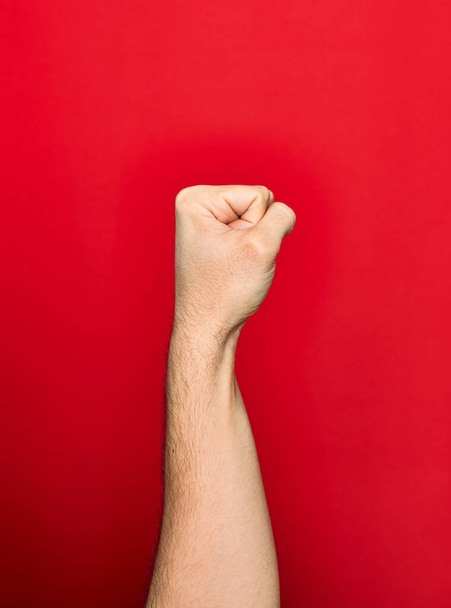 Красивая рука человека, делающего символ протеста с сжатым кулаком - Фото, изображение