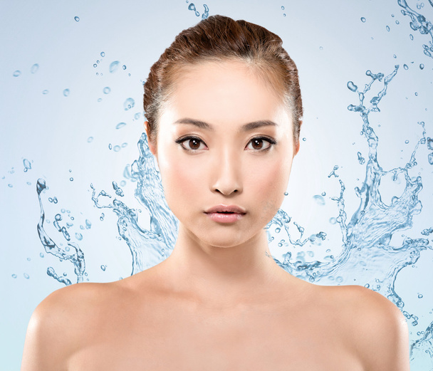 Belleza asiática con agua
 - Foto, imagen