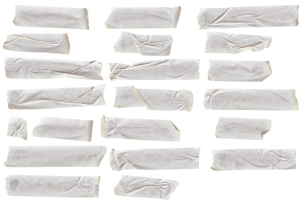 σχισμένα κομμάτια χαρτιού σε λευκό - Φωτογραφία, εικόνα