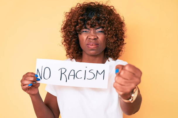 Joven mujer afroamericana sin pancarta racista molesta y frustrada gritando con rabia, gritando loca de rabia y levantando la mano
  - Foto, imagen