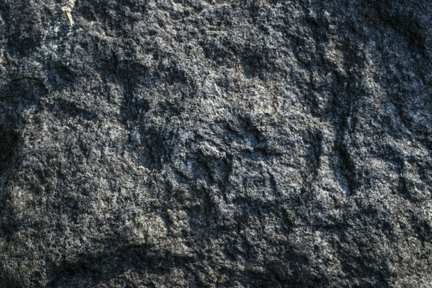 Fondo de textura de roca de granito gris crudo. Fragmento de muro de piedra natural. Grieta, telón de fondo
. - Foto, imagen