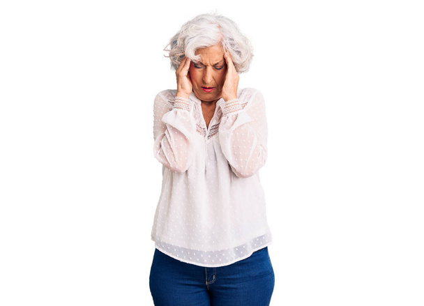 Ältere grauhaarige Frau in lässiger Kleidung mit der Hand auf dem Kopf wegen Kopfschmerzen, weil Stress. Migräne.  - Foto, Bild