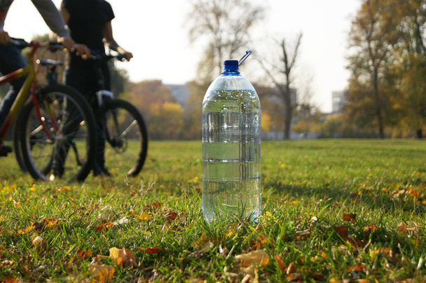 Бутылка с пресной водой в парке
 - Фото, изображение