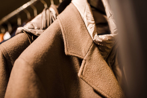 Een mannenkledingzaak. Herenbovenkleding op een hanger in een winkel, slimme look, close-up - Foto, afbeelding