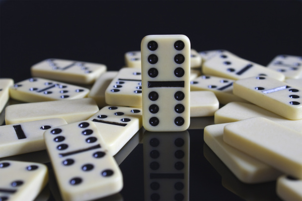 Dominos tombé autour d'un double six
 - Photo, image
