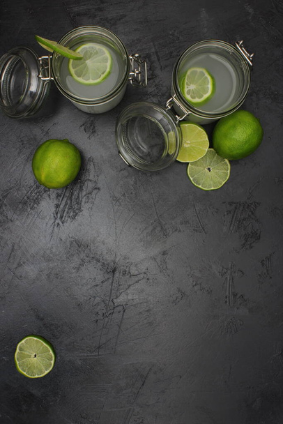 jus de citron vert dans des verres sur pierre sombre - Photo, image