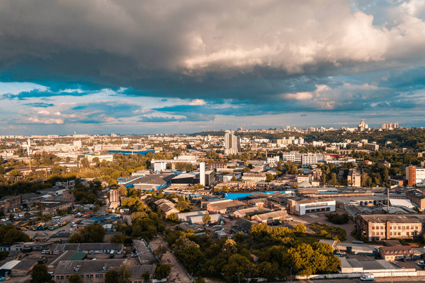 бурное небо над городом - Фото, изображение