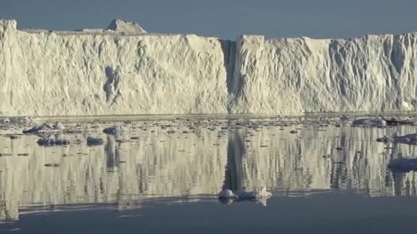 Grönland. Denizde kutup buzdağları. Buzdağının su yüzeyinde ve su yüzeyinin altında olduğunu kolayca görebilirsiniz. - Video, Çekim