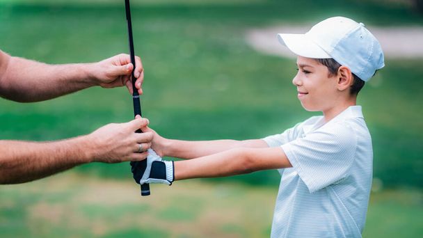 Golf instruktor nastavení mladé kluky grip   - Fotografie, Obrázek