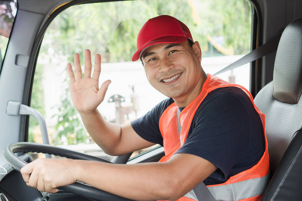 Profesyonel işçi kamyon şoförü, kendine güvenen orta yaşlı Asyalı güvenli kıyafetler giyen uzun bir ulaşım işi için gururla gülümseyin. - Fotoğraf, Görsel
