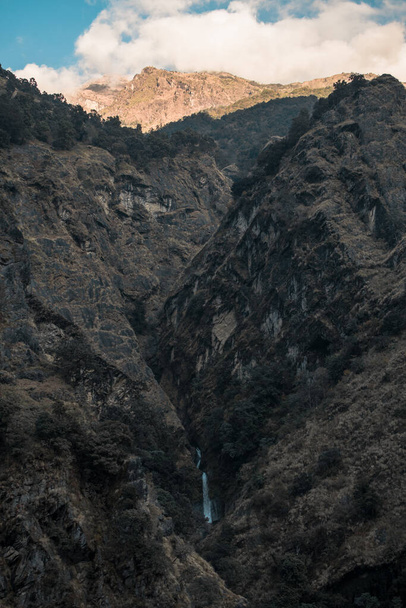 Pieni vesiputous, valtava vuoret, varjot pelaa, Annapurna piiri, Nepal - Valokuva, kuva