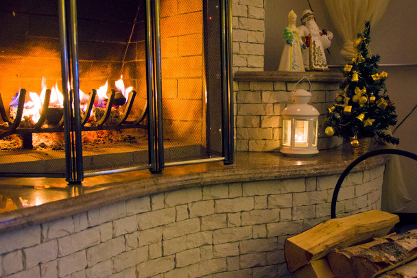 Bella camera decorata holdiay con albero di Natale. Caminetto in fiamme. Caminetto festivo decorato con fuoco ardente - Foto, immagini