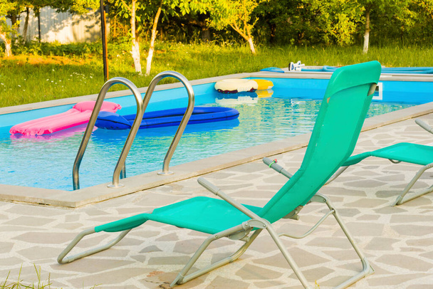 Piscina, estate e piscina vuota, vacanza e vacanza, fondo acqua. sfondo colorato estate. - Foto, immagini