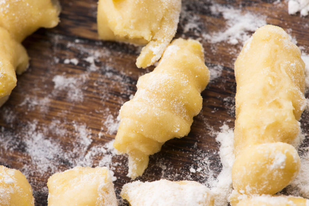 Gnocchi de papa casera sin cocer con tenedor
 - Foto, imagen