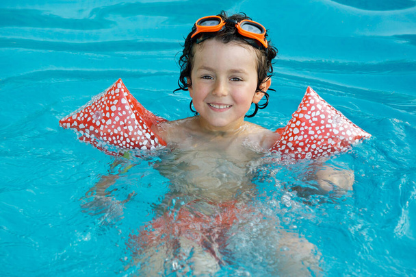 泳ぐことを学ぶ愛らしい少年の写真 - 写真・画像