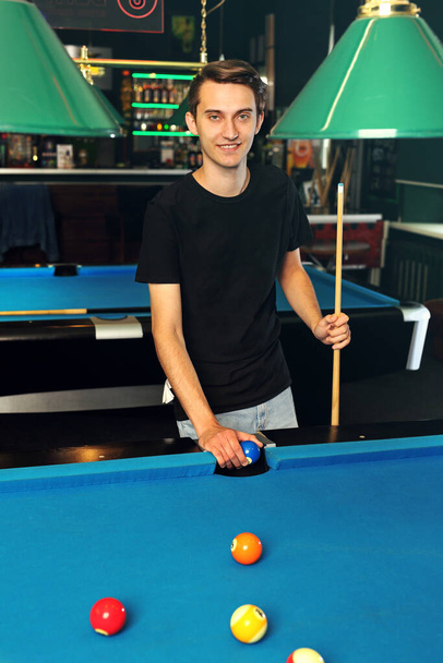 Billiards. The man plays billiards in a billiard club. - Фото, изображение