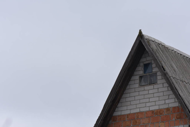 Крыша дома и небольшое окно на чердак
 - Фото, изображение