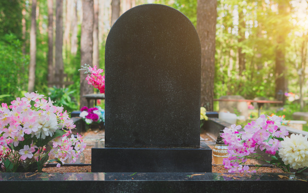 Piedra conmemorativa en el cementerio forestal
. - Foto, Imagen