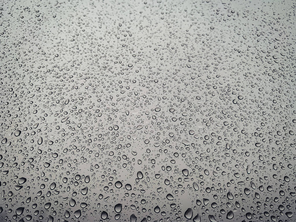 Goccia di pioggia sulla finestra nella stagione dei monsoni. - Foto, immagini