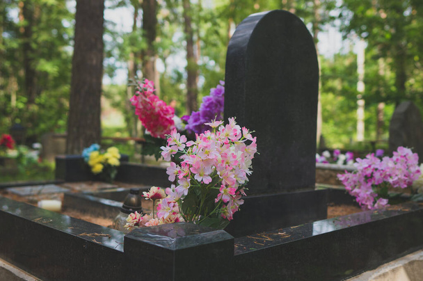 Piedra conmemorativa en el cementerio forestal
. - Foto, Imagen