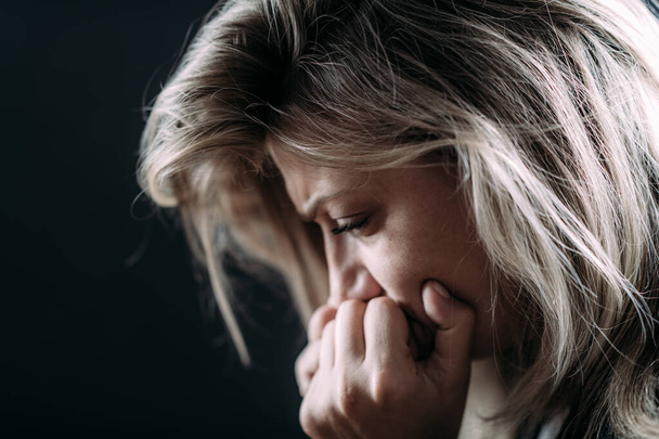Αγχωμένη γυναίκα που πάσχει από PTSD μετά το κλείδωμα απομόνωσης Covid19.  - Φωτογραφία, εικόνα