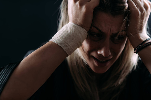 Retrato de mujer con trastorno de estrés postraumático - Trastorno de estrés postraumático después Covid19
. - Foto, imagen