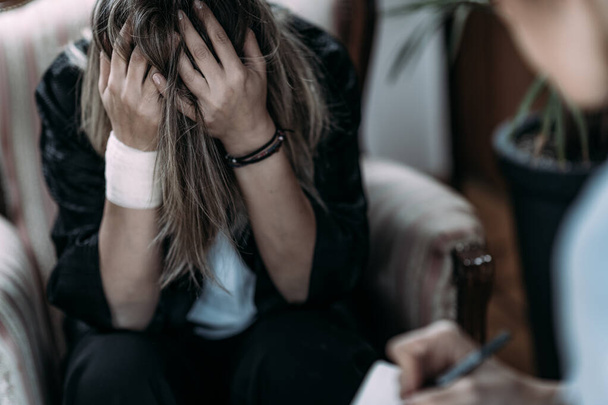 Paciente con trastorno de estrés postraumático femenino que habla con psicoterapeuta
.  - Foto, imagen