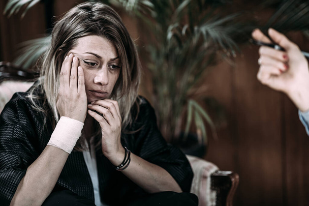 Depressive Frau im Gespräch mit Psychotherapeut, Konzept für psychische Gesundheit. PTBS - Posttraumatische Belastungsstörung  - Foto, Bild