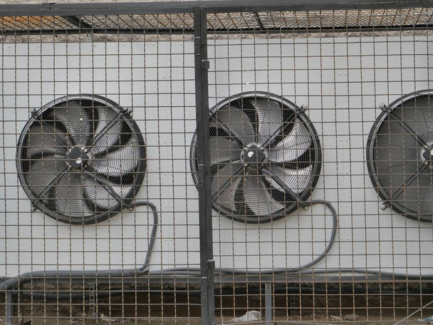 ar condicionado unit.air condicionado em um wall.old metal gate.detail de um edifício
. - Foto, Imagem