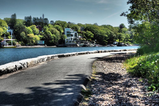 A road on the lakeshore in Halifax, Nova Scotia, Canada - Φωτογραφία, εικόνα