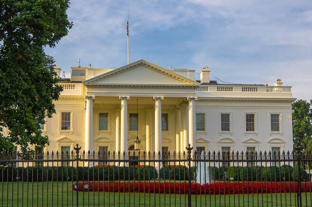 ワシントンDCで米国大統領のホワイトハウス、大統領官邸、執行室の正面玄関に日の出光. - 写真・画像