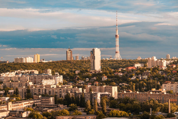 Kiew tagsüber, Blick auf die Stadt vom Dach - Foto, Bild