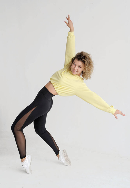 Hymyilevä kihara tukka nainen tanssistudio - Valokuva, kuva