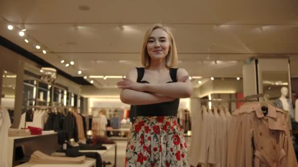 Mujer joven positiva en la tienda
 - Metraje, vídeo