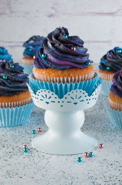 Cupcakes mit Galaxie Schlagsahne auf weißem Hintergrund - Foto, Bild