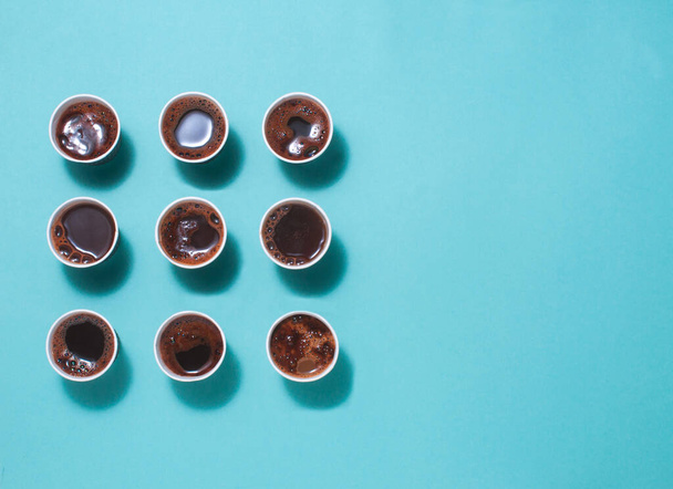 Sok kávé csésze különböző típusú kávé, cappuccino és macchiato a kék háttér üres hely szöveges. Felülnézet, lapos fektetés. - Fotó, kép