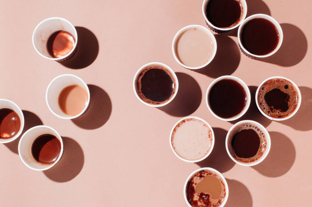 Sok kávé csésze különböző típusú kávé, cappuccino és macchiatoon bézs alapon. Felülnézet, lapos fektetés. - Fotó, kép
