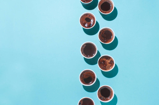 Viele Kaffeetassen mit verschiedenen Kaffeesorten, Cappuccino und Macchiatoon auf blauem Hintergrund mit Leerraum für Text. Draufsicht, Lat Lay. - Foto, Bild