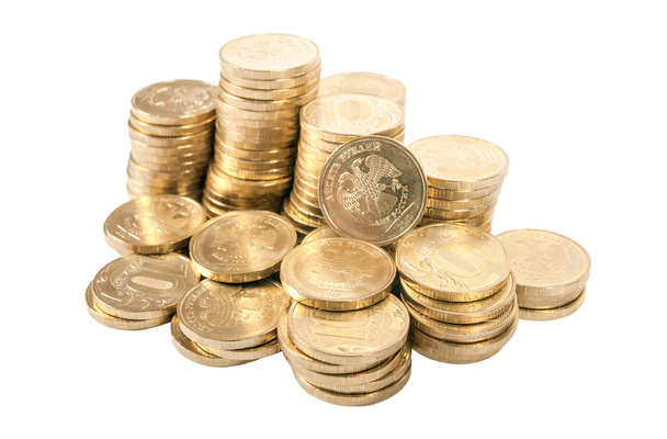 Montón de monedas rusas aisladas sobre fondo blanco
 - Foto, imagen