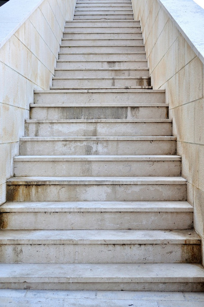 Escaliers longs avec de nombreuses marches
 - Photo, image