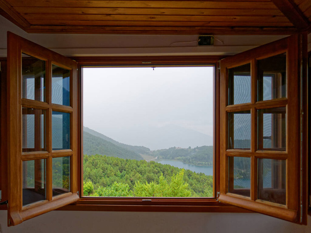 山の湖霧の秋の天気を望む木製の窓枠 - 写真・画像